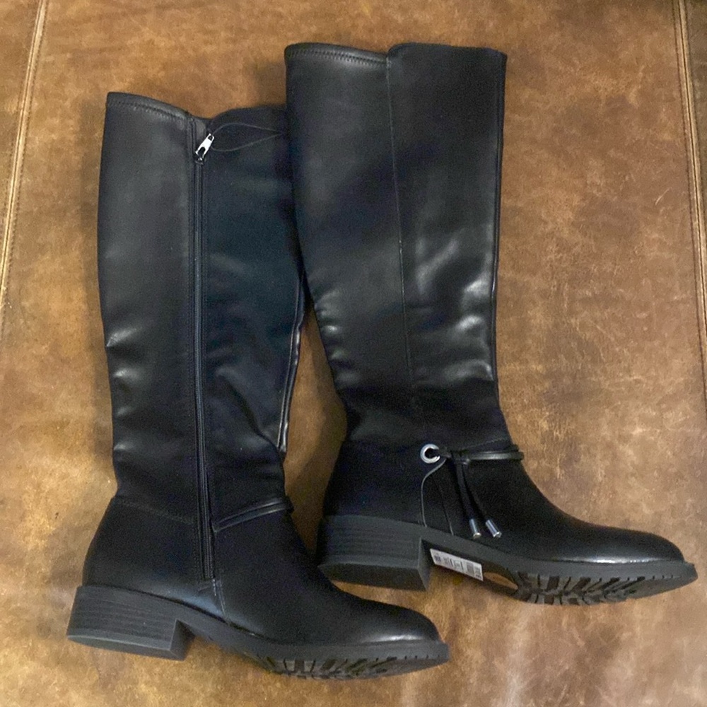 NWT black boots . Calf high. Small heel